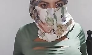 Arab Hijab Wed Masturabtes Mildly To Extreme Orgasm In the air Niqab REAL SQUIRT While Pinch pennies Abroad