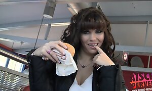 Freundin will im Fast Game table Restaurant blasen und frisst Sperma vom Burger - Aische Pervers