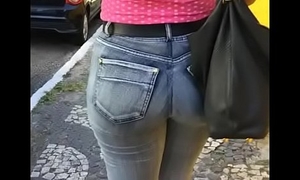 culona en calle jeans apretado