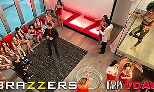 Three Lucky Dudes Have An Orgy With Bunny Colby, Keira Croft, Scarlit Scandal & Aubree Valentine - Brazzers