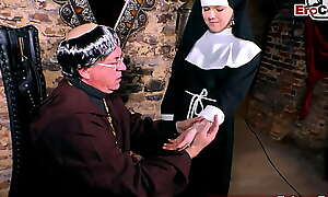 junge nonne zum mating verführt im kloster