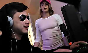 Big Ass Teen Step Angel of mercy Fucked By Bro While He Plays Adding machine Game POV - Kenzie Madison, Juan inchEl Caballoinch Loco