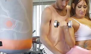 Danny Drills La Paisita Oficial's Wet Pussy In advance Gym Right In arrears His Wife's Back - BRAZZERS
