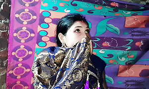 Beautiful bride there Banarasi saree had a lot of fun there make an issue of sex room.