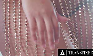 TRANSFIXED - Stacked Photographer Eva Maxim CREAMPIES PAWG Model Summer Annie Oakley At near Sexy Photoshoot
