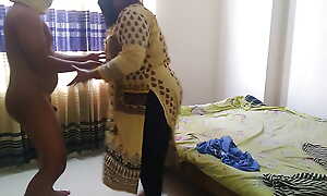 jab chor ghar mein chore karane aya to Laxmi Bhabhi ne chor ke hath bandh die aur uske Chudai jabardast