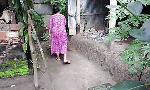 I see my aunty cleaning the yard, I hugged her and started fucking