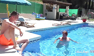 Posh Busty Cougar Jojo Seduces a Girder at the Pool