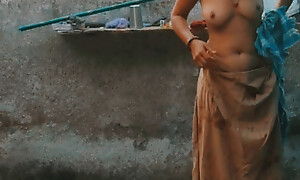 The elder sister-in-law&#039;s stepsister is irrigate naked in the honest courtyard of the house, the elder sister-in-law&#039;s st