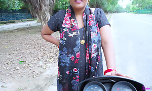 Desi prostitute- (Dhandhe wali) bhabhi dealing be advisable for Fuck with Client on road, she fucked by him take Doggystyle with HINDI Audio.